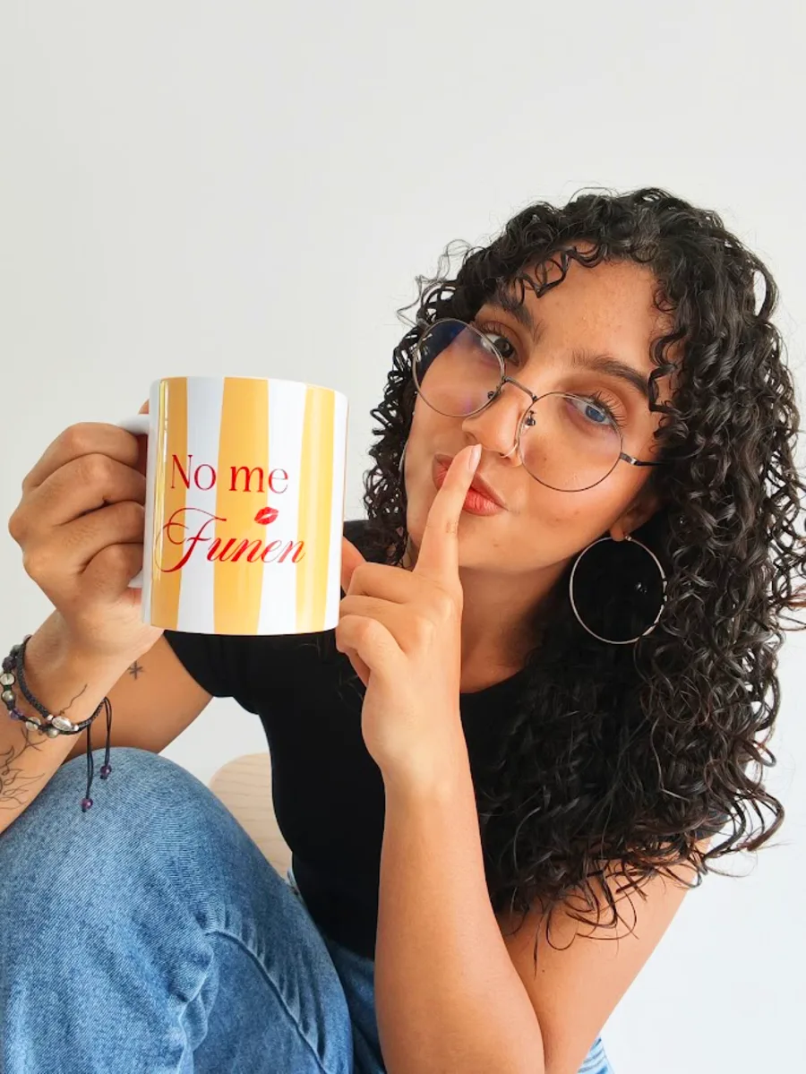 Andy sosteniendo uno de sus mugs personalizados